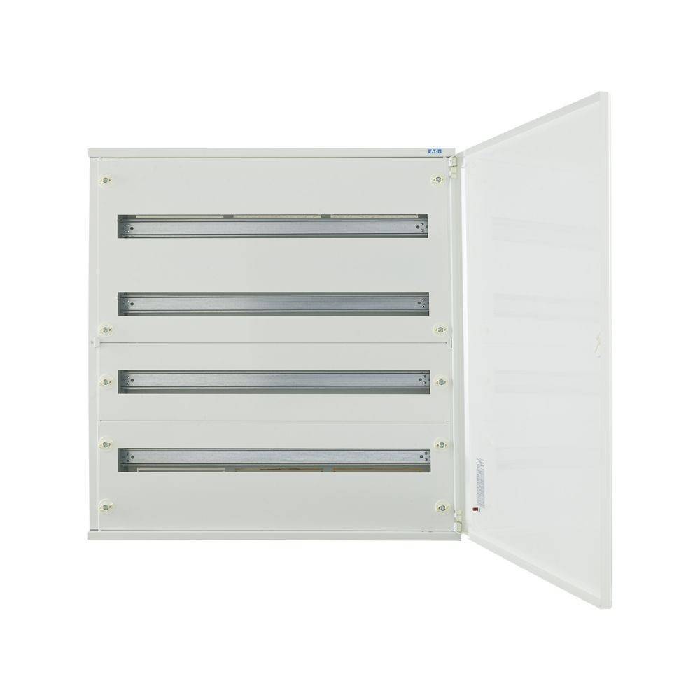 Ein weißes Elektroverteilerschrank mit vier horizontalen Schlitzen, Tür geöffnet, an der Wand montiert, zur Organisation und zum Schutz von Sicherungsautomaten oder Anschlüssen.