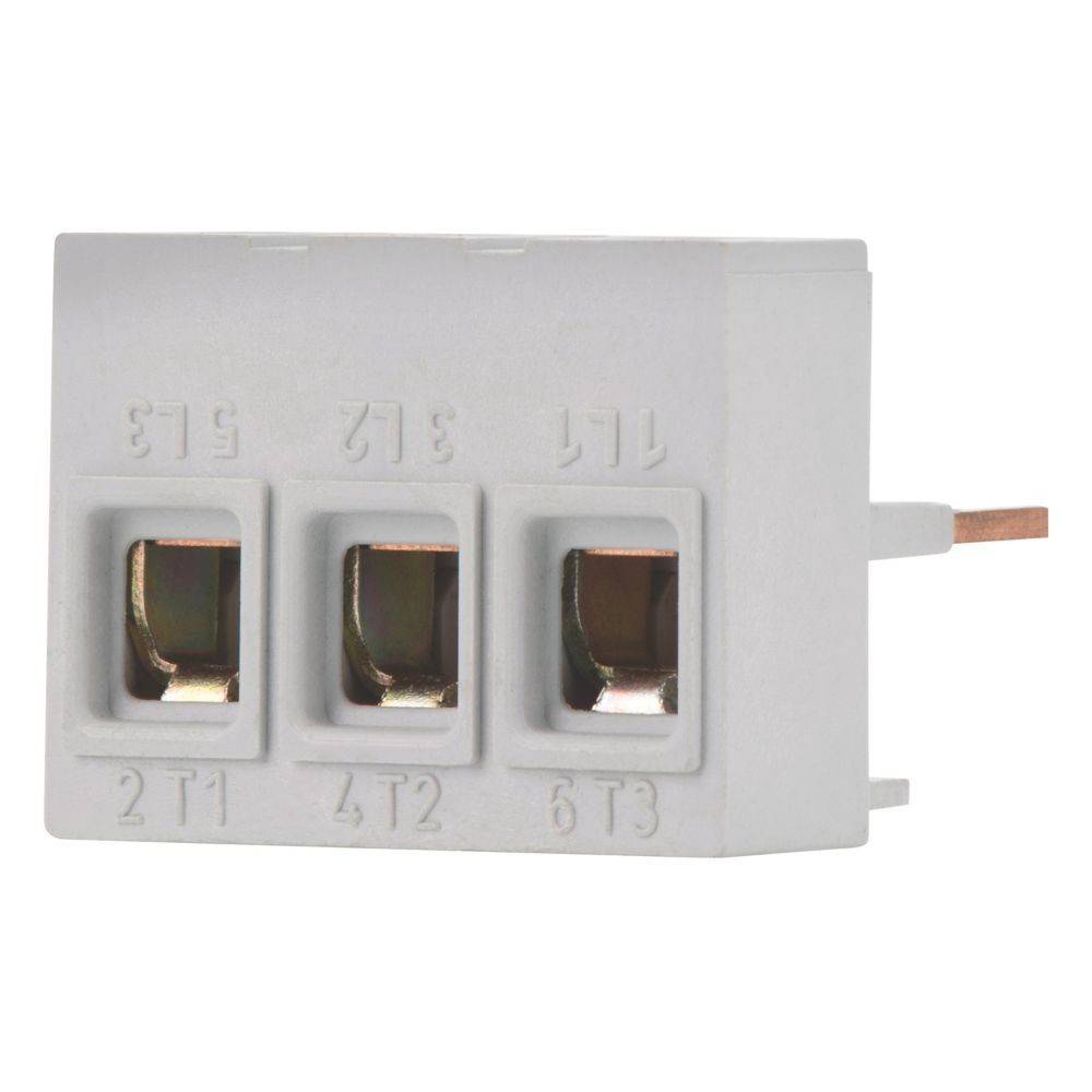 Ein weißer elektrischer Anschlussblock mit drei Anschlüssen, die mit '2T1', '4T2' und '6T3' beschriftet sind. Ein einzelner Kupferdraht ragt rechts heraus.