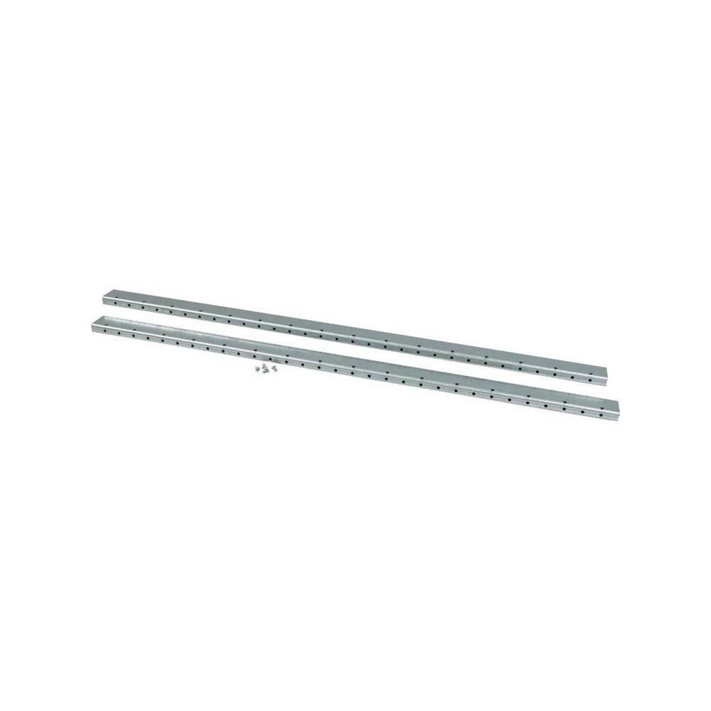 Zwei lange, schmale Metallhalterungen mit mehreren gleichmäßig verteilten Löchern, auf einem einfarbigen Hintergrund dargestellt, begleitet von kleinen Schrauben.