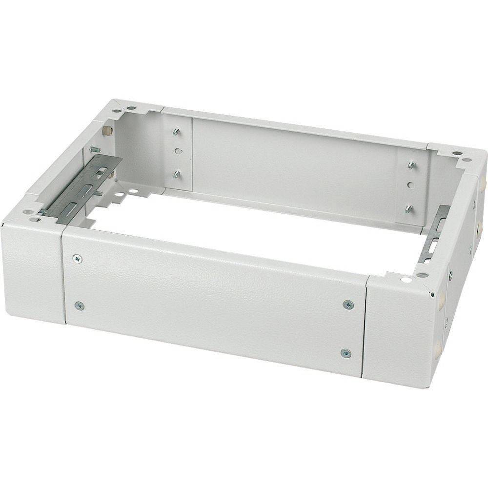 Ein weißer rechteckiger Metallrahmen mit mehreren Schraublöchern und einem scharnierartigen Mechanismus auf der linken Seite, konzipiert für strukturelle Befestigung.