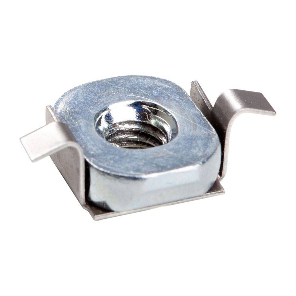 Eine quadratische Metallkäfigmutter mit einem kreisförmigen Gewindeloch, flankiert von zwei vorstehenden Laschen, die zur Befestigung von Komponenten in Serverracks verwendet wird.