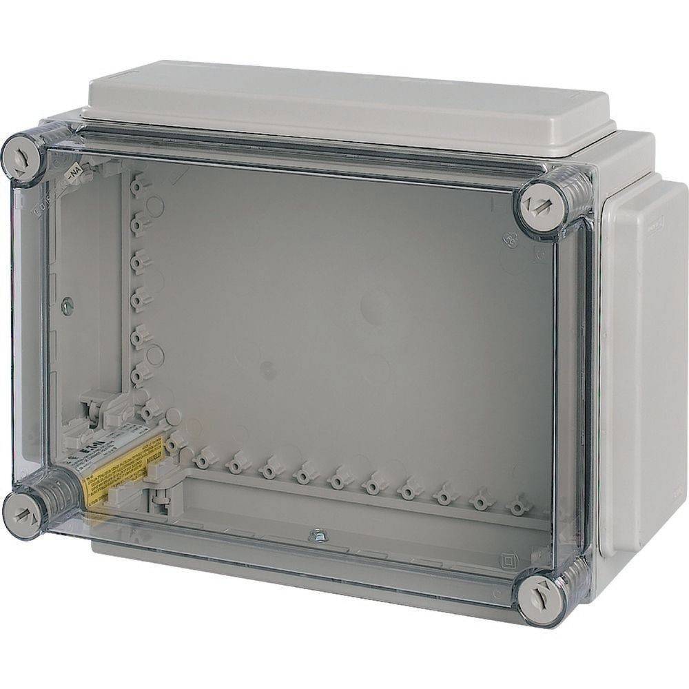 Transparente Wandmontage-Verteilerdose mit Klappdeckel, Schrauben an den Ecken und einem innenraum, der für Elektroinstallationen vorbereitet ist.