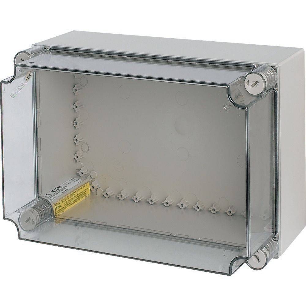Eine transparente Kunststoff-Elektrogehäusebox mit sichtbarem Innenraum, die Montagelöcher und eine Beschriftung auf der linken Seite zeigt.