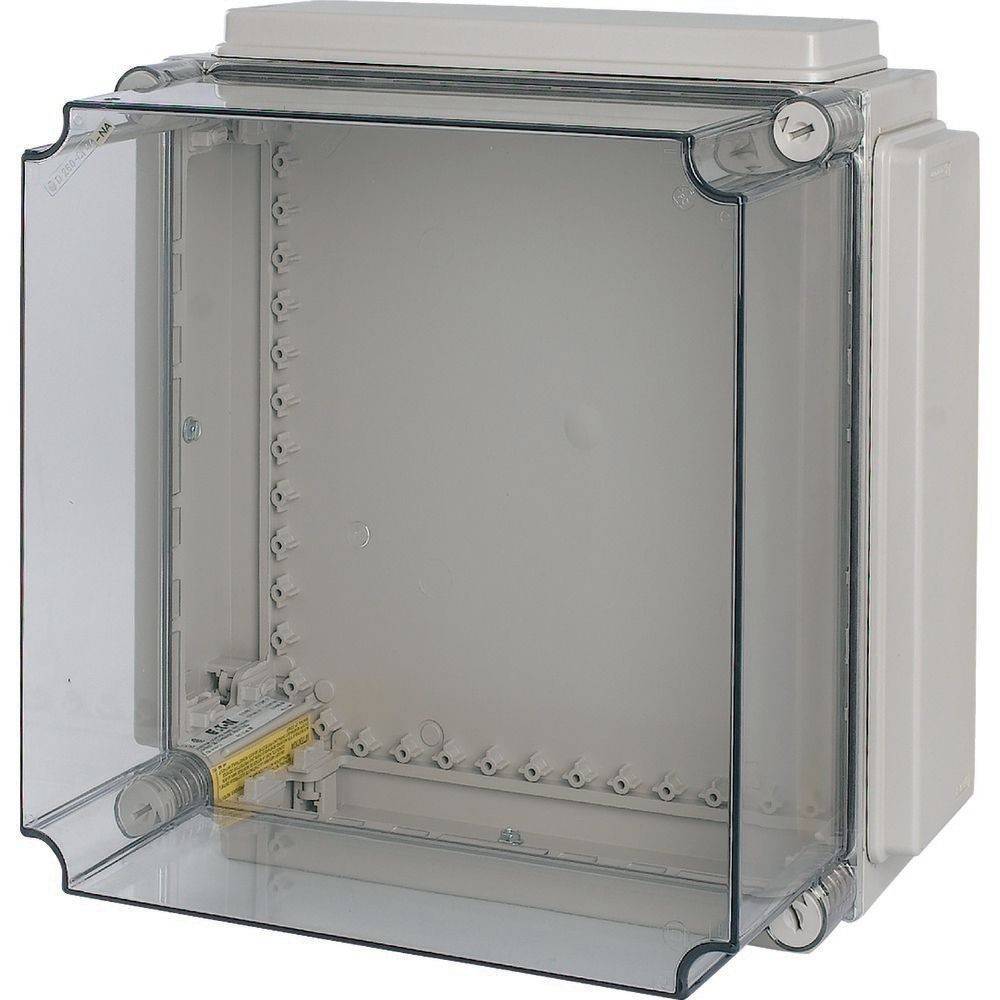 Ein transparentes, leeres elektrisches Gehäuse mit einer Scharnierttür, das ein weißes Inneres und Metallbefestigungshalterungen zeigt, geeignet für verschiedene Installationen.