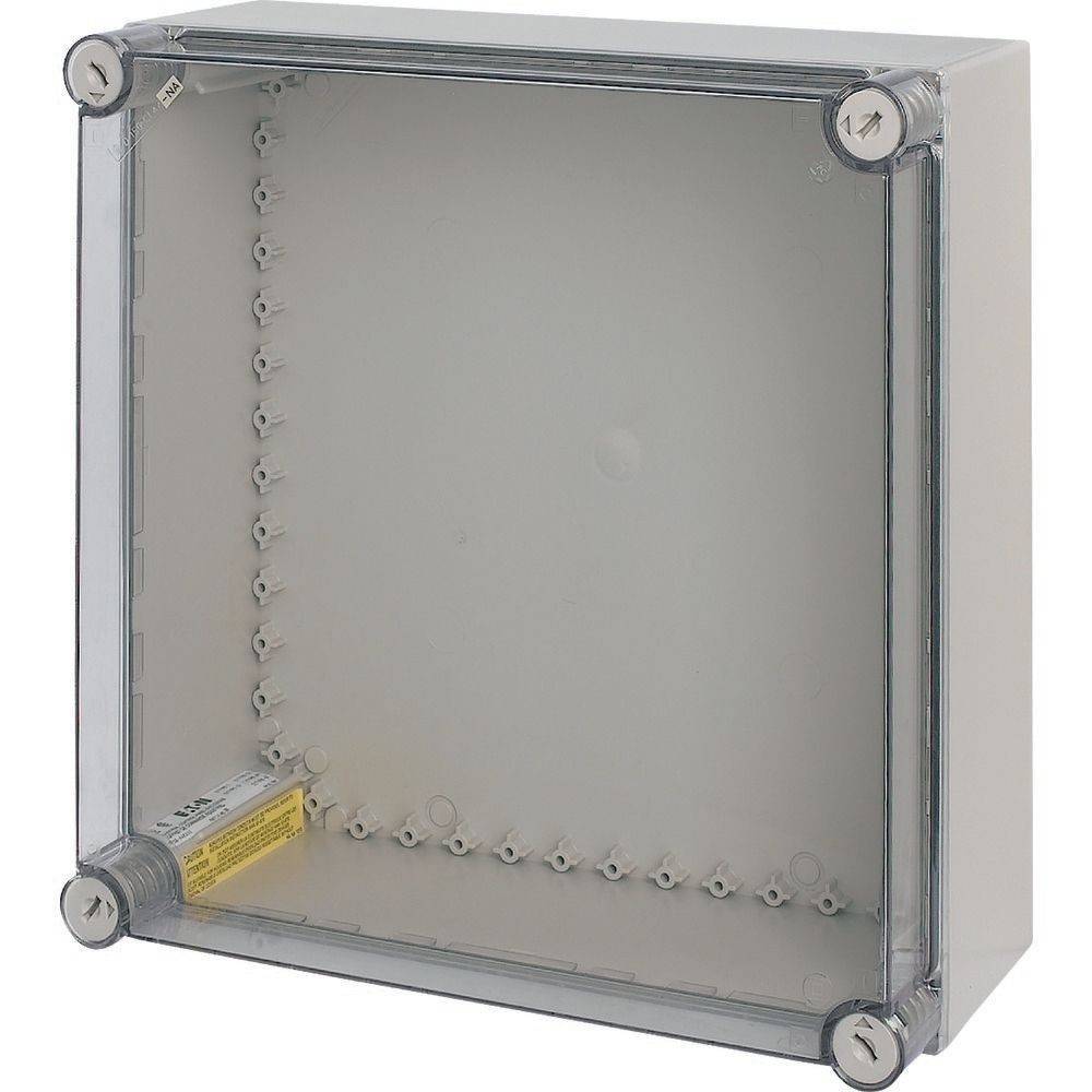 Eine transparente Kunststoff-Elektro-Verteilerdose mit Metallrückwand, zur Wandmontage konzipiert, mit sichtbaren Befestigungsschrauben.