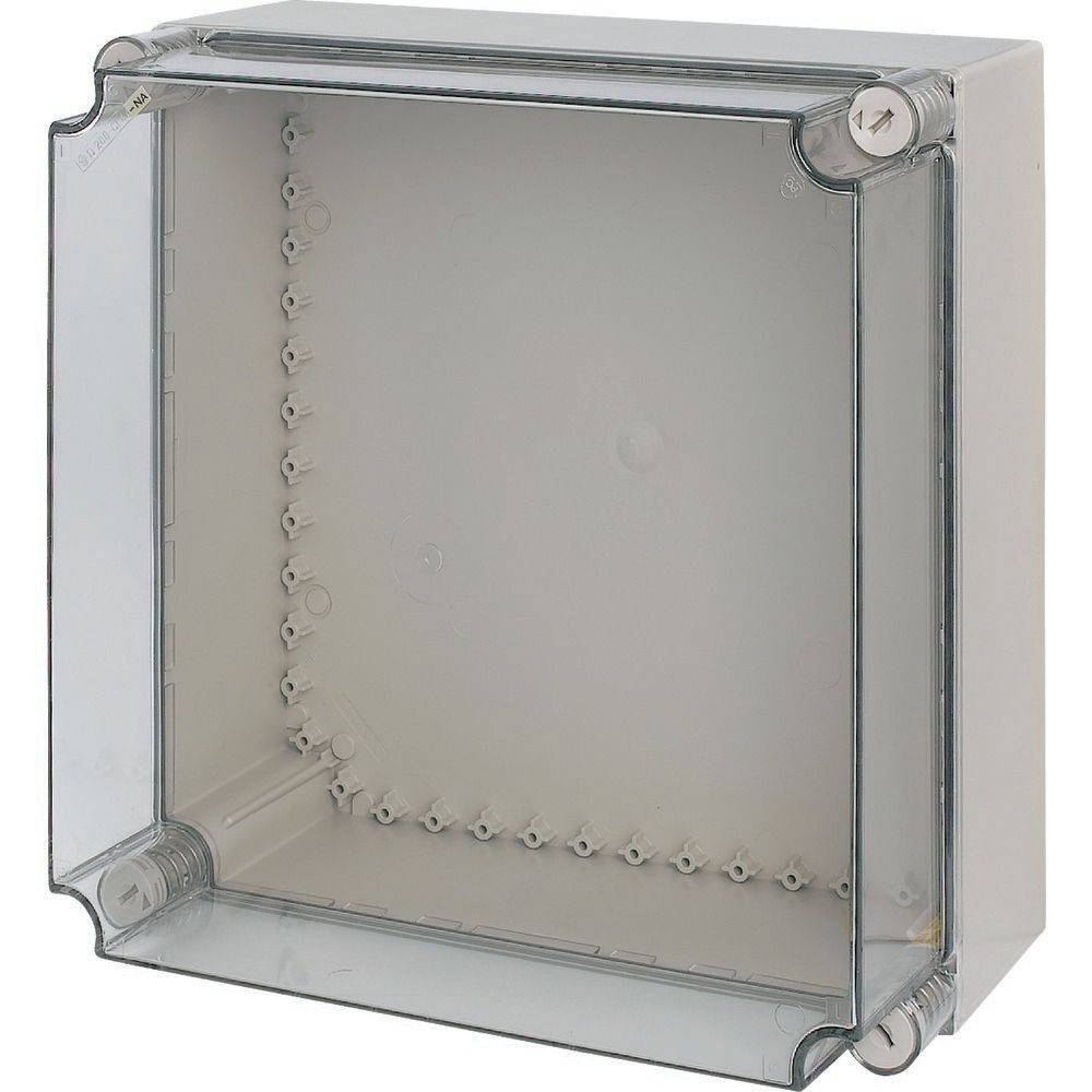 Eine quadratische, transparente Kunststoff-Elektro-Verteilerdose mit Deckel mit Scharnier, 24 internen Befestigungsrillen und zwei verschließbaren Schrauben oben.