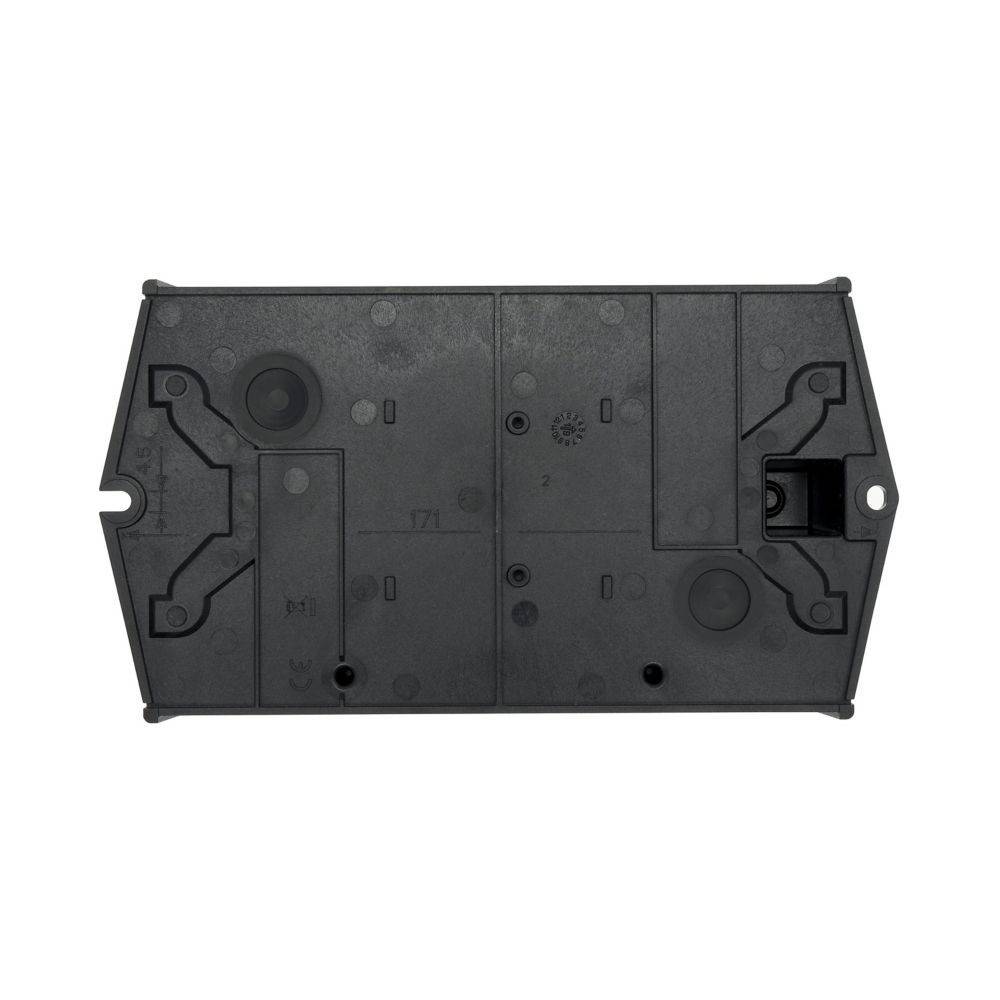Eine rechteckige schwarze Plastikabdeckung mit geometrischen Mustern, verschiedenen Vertiefungen und einem sichtbaren Loch auf der rechten Seite.