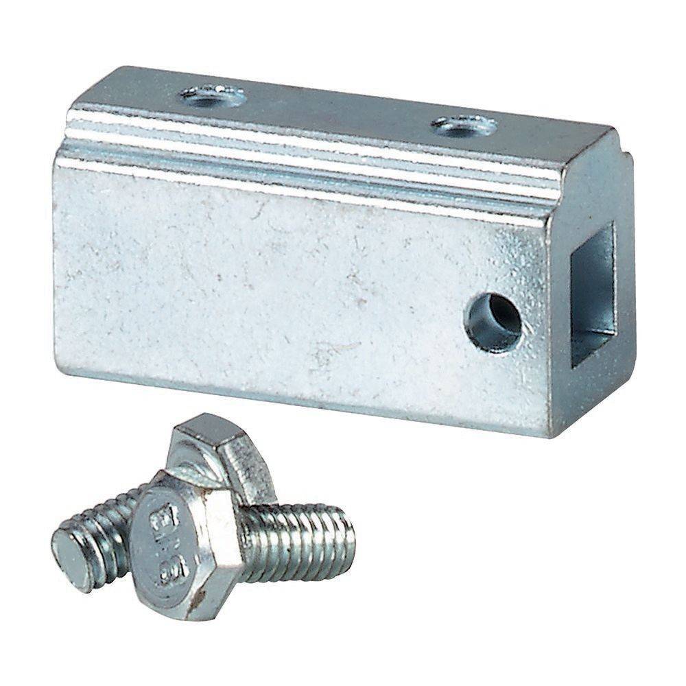 Ein Metall-Blockverbinder mit drei gebohrten Löchern, versehen mit einem Sechskantbolzen und einer Schraube, zum Sichern und Befestigen von Komponenten.