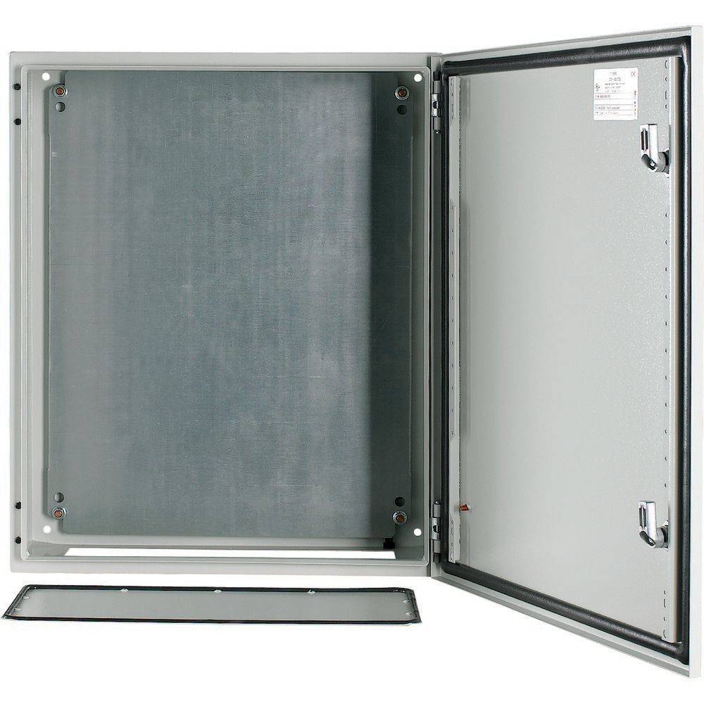 Ein offener Metallschaltschrank mit montierter Rückwand und Tür. Der Schaltschrank ist leer und zeigt seine Innenstruktur.