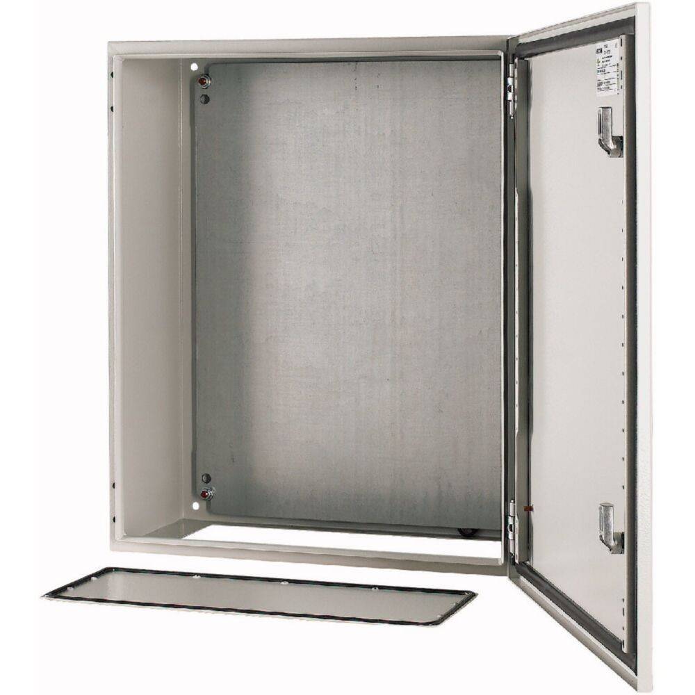 Ein offener, leerer Metallschrank mit weißer Außenseite und einer herausnehmbaren Platte, die auf dem Boden platziert ist. Der Schrank verfügt über einfache Verschlussmechanismen.