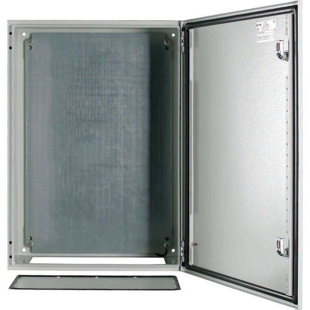 Ein offener Metallschaltschrank mit einer Flügeltür, der einen leeren Innenraum und ein herausnehmbares Bedienfeld am unteren Bereich zeigt.
