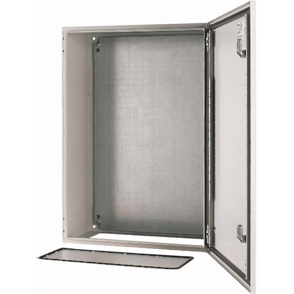 Offener Metallschrank mit einer Tür an Scharnieren, leicht geöffnet, der ein leeres Inneres und ein herausnehmbares Panel auf dem Boden zeigt.