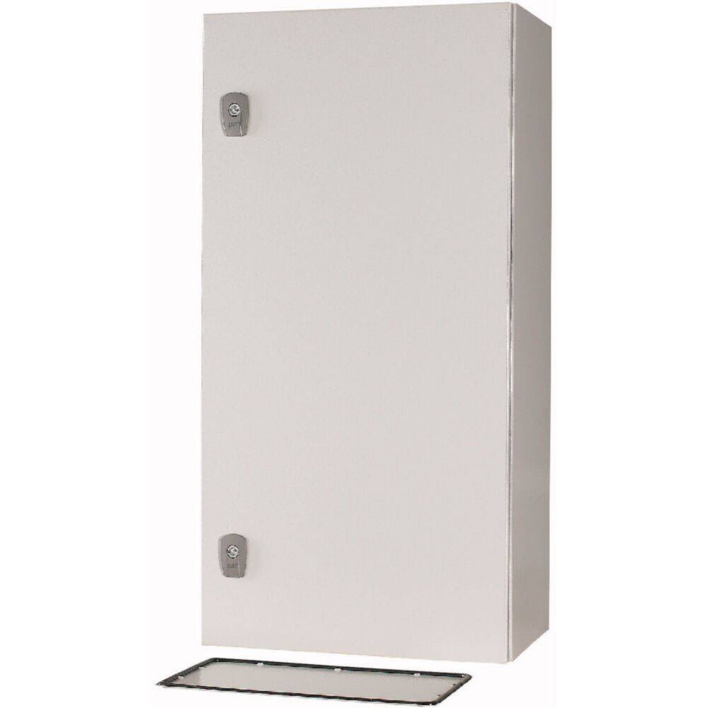 Eine weiße rechteckige elektrische Gehäusebox mit zwei Schlössern auf der linken Seite und einem abnehmbaren Panel am unteren Ende.