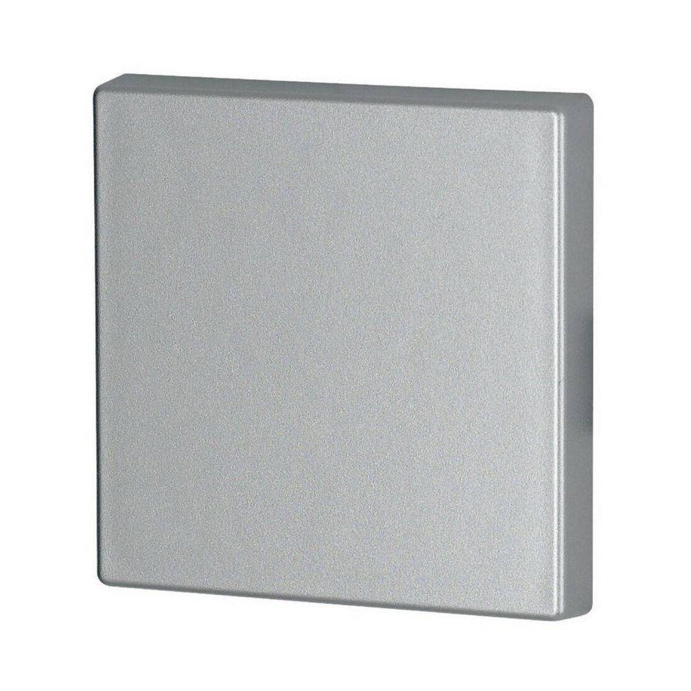 Ein schlankes, quadratisches Metallobjekt mit glatter, silberner Oberfläche, möglicherweise eine Abdeckplatte oder ein Panel, vor einem einfarbigen Hintergrund.