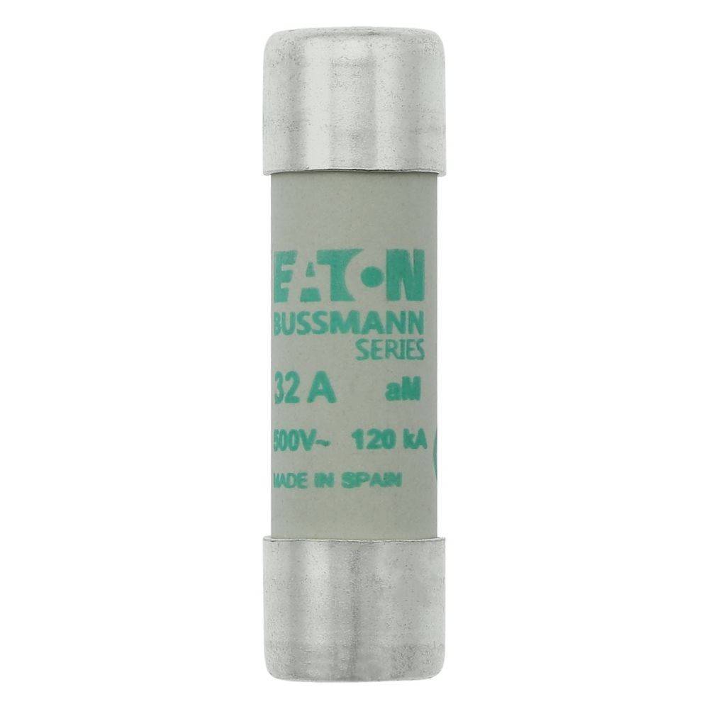 Eine Zylindersicherung mit Metallkappen, beschriftet mit „EATON Bussmann Series, 32 A, aM, 500V~ 120kA, Hergestellt in Spanien.