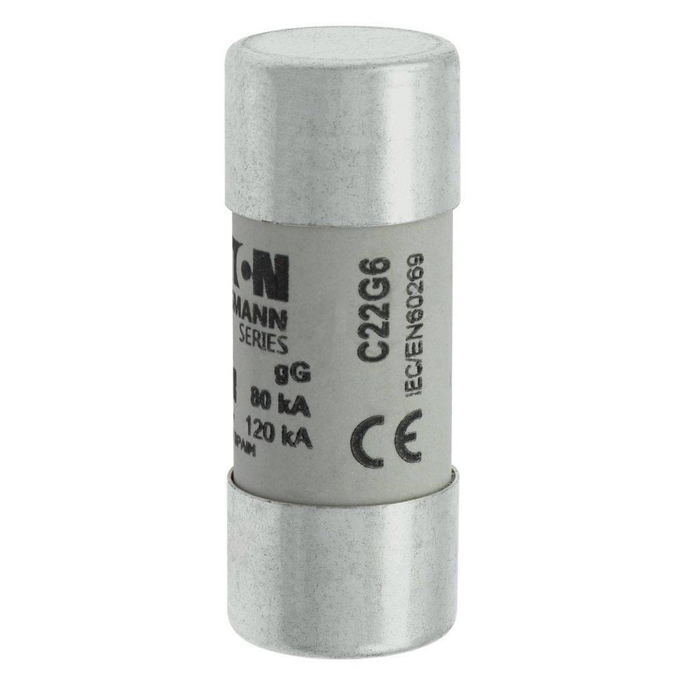 Eine Nahaufnahme einer zylindrischen elektrischen Sicherung mit metallischen Endkappen, beschriftet mit 'Eaton' und 'C22GG', die Spezifikationen wie Spannung und Stromstärke anzeigt.