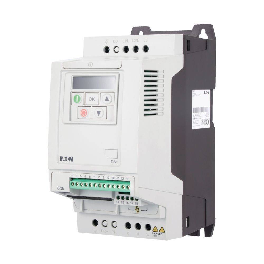Ein digitales Frequenzumrichtergerät mit Anzeigebildschirm und Steuerungstasten, montiert auf einem schwarzen Panel mit beschrifteten Anschlussports.