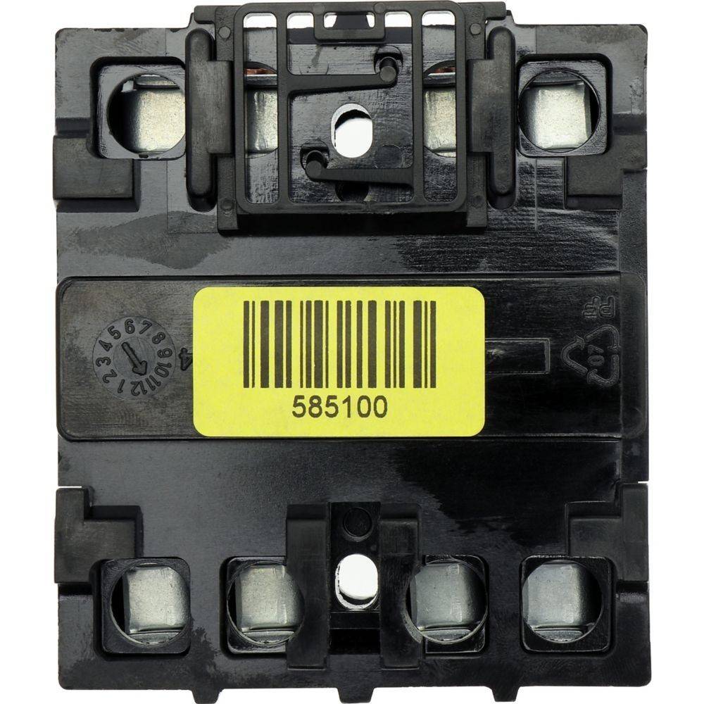 Eine schwarze elektrische Komponente mit drei quadratischen Aussparungen, vier sichtbaren Metallkontakten und einem gelben Barcode-Aufkleber mit der Bezeichnung '585100'.