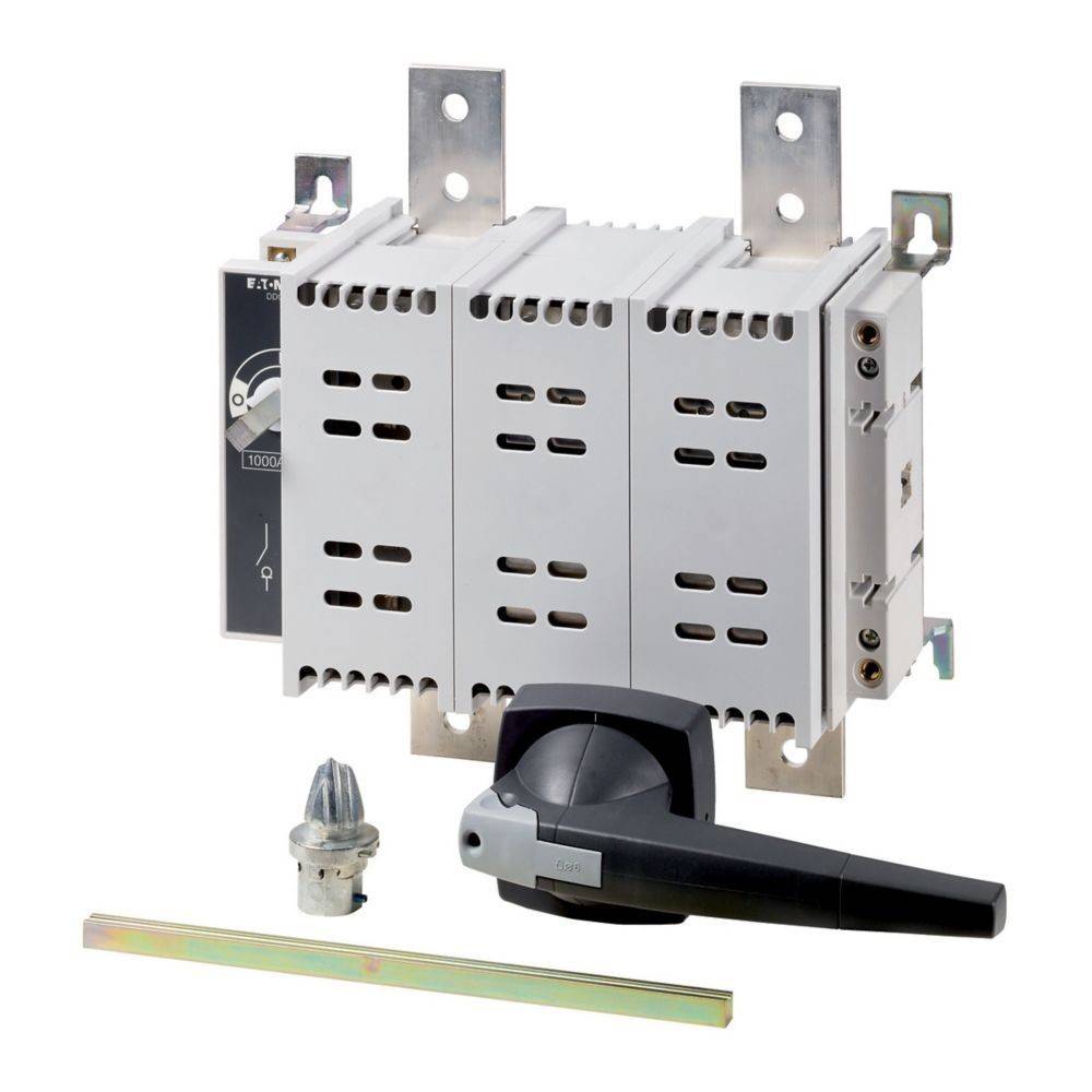 Eine elektrische Schaltanlage mit einem Leistungsschalter, schwarzem Handgriff und Metallbefestigungsbügeln. Verwendet zur Steuerung des elektrischen Stromflusses.