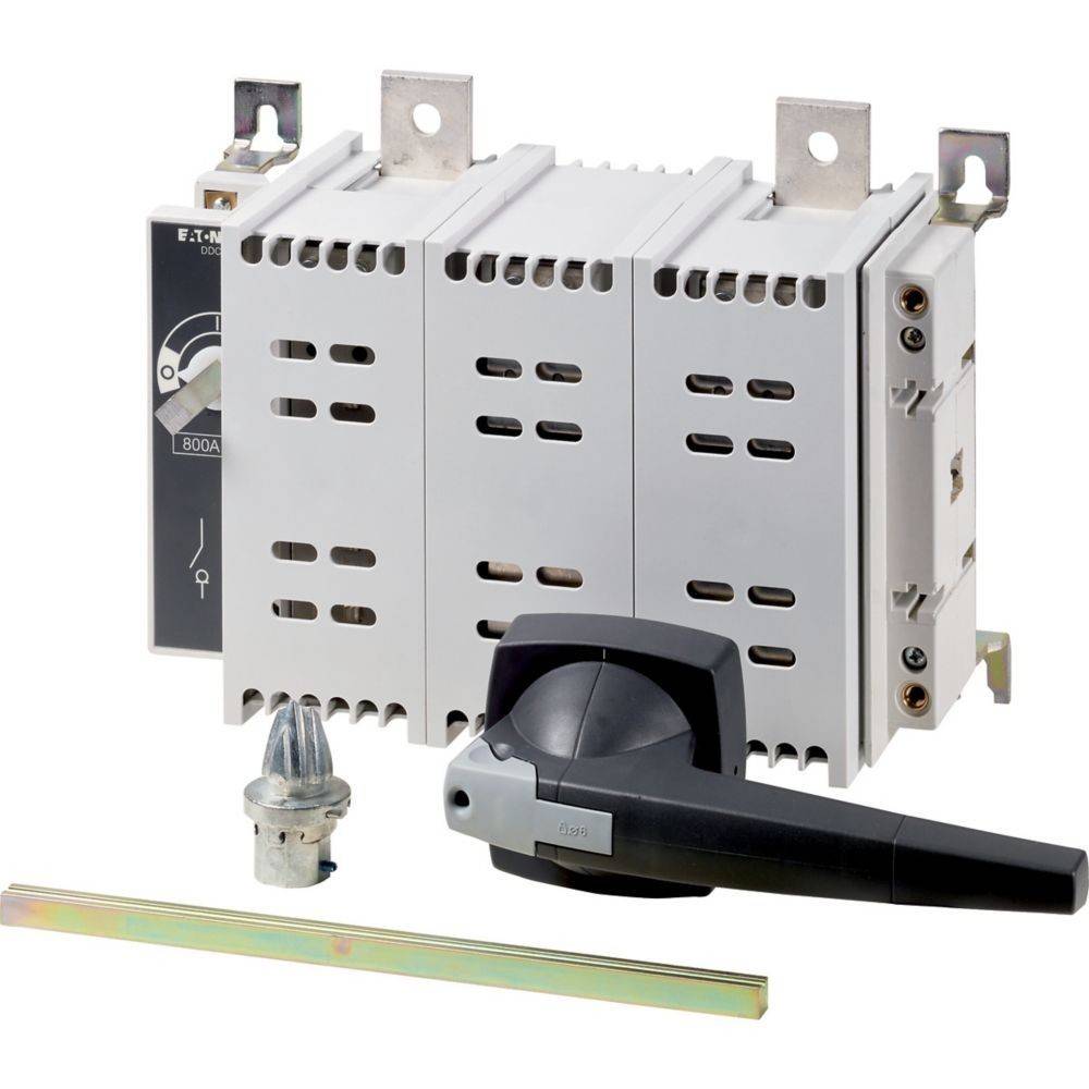Ein dreipoliger elektrischer Schalter mit Befestigungsbügeln, einem Bedienungsgriff und einem Hebel, der zur Steuerung elektrischer Stromkreise verwendet wird.