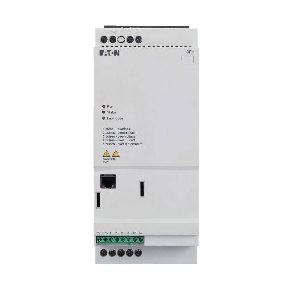 Ein weißes Eaton-Elektrogerät mit Statusleuchten und Anschlussklemmen. Sicherheitswarnungen und Leistungsdaten sind auf der Frontplatte sichtbar.