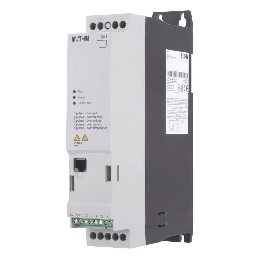 Eine Nahaufnahme einer elektronischen Gerätekomponente mit mehreren Anschlüssen und beschrifteten Indikatoren wie 