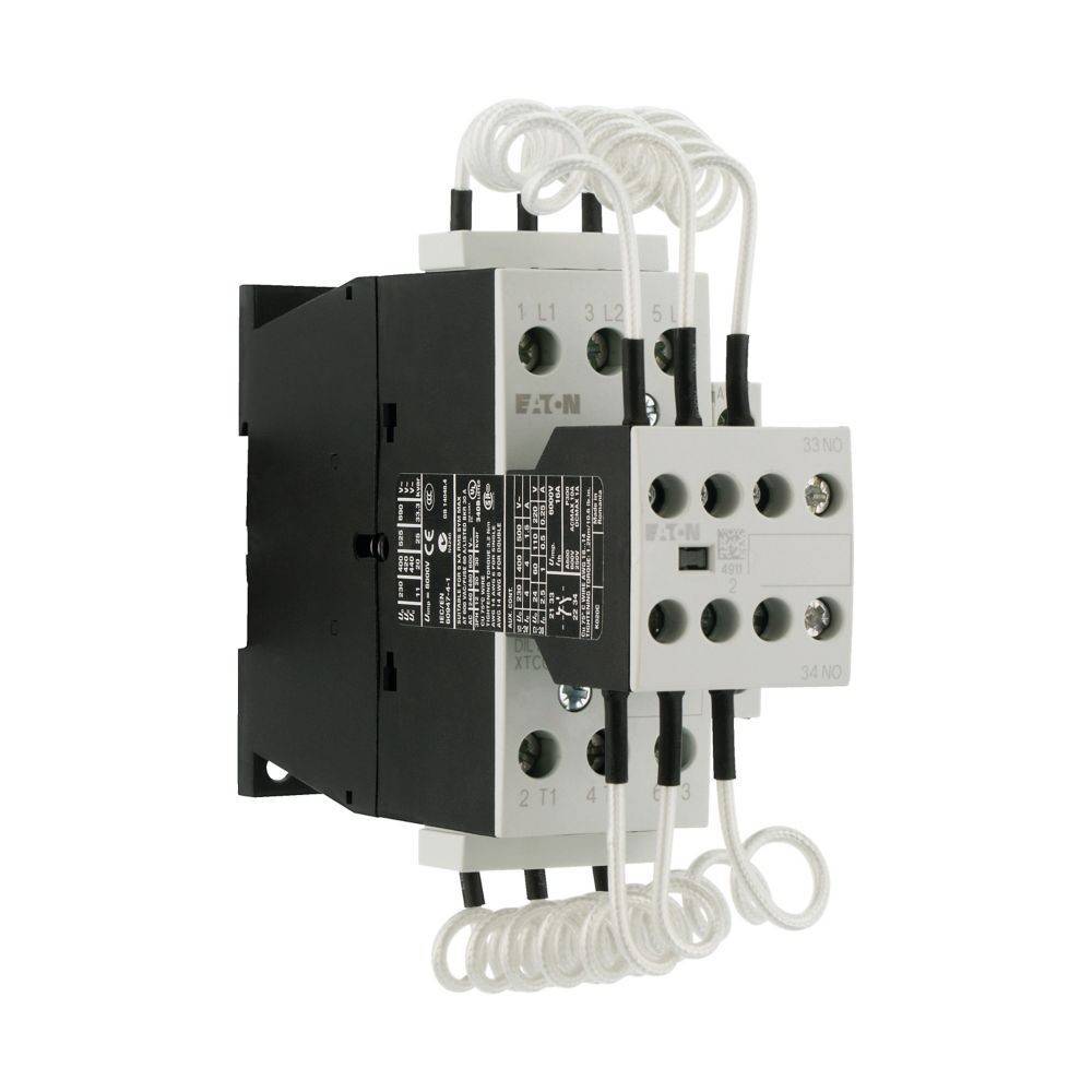 Ein elektrischer Schütz mit einem schwarz-grauen Gehäuse, ausgestattet mit mehreren Verdrahtungsanschlüssen an Ober- und Unterseite, wahrscheinlich zur Steuerung elektrischer Stromkreise verwendet.