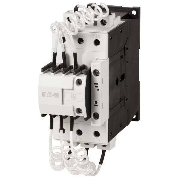 Ein weiß-schwarzer elektrischer Schütz mit gewickelten Drähten und der Aufschrift 