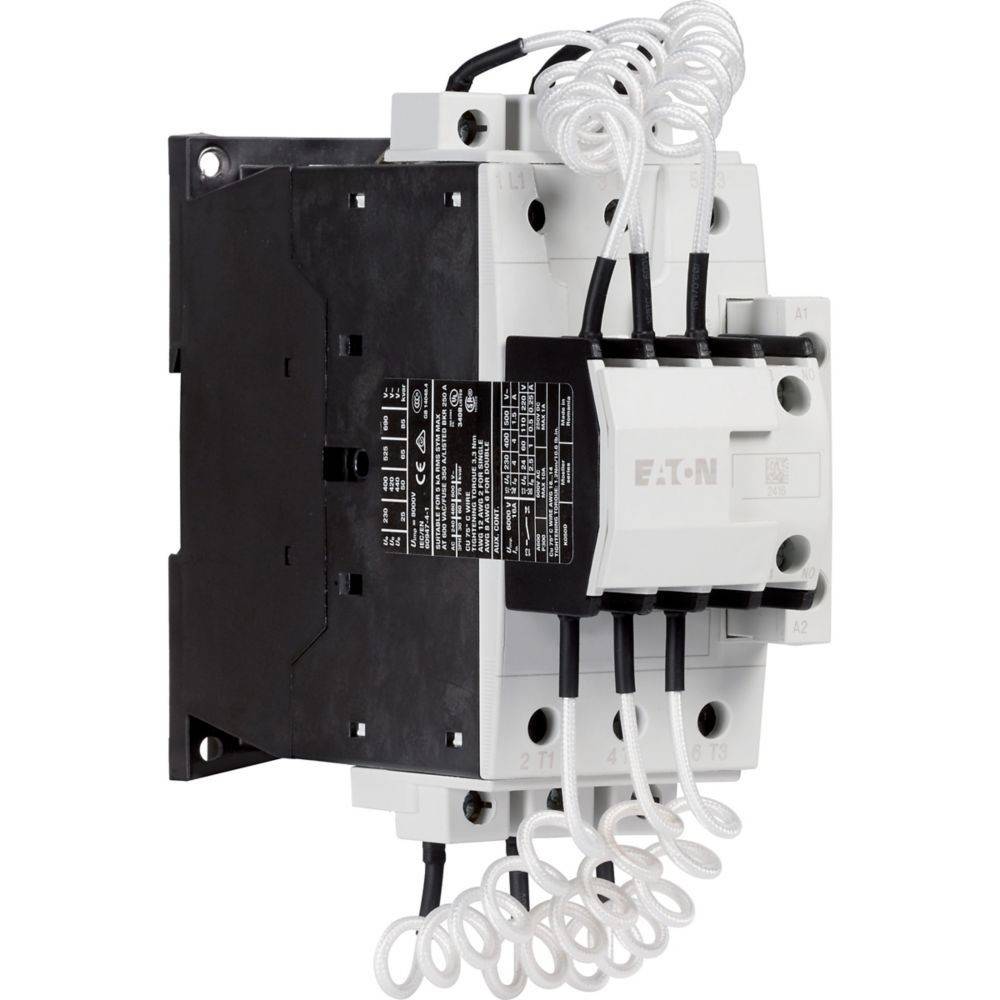 Elektrischer Schütz mit mehreren weißen gewickelten Drähten, die an seinen Klemmen angeschlossen sind und zur Steuerung von industriellen Schaltkreisoperationen verwendet werden.