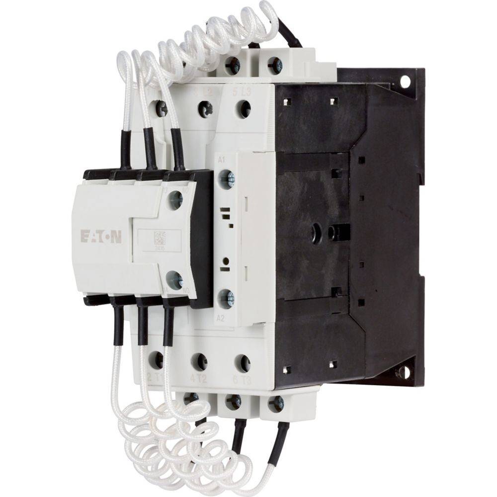 Ein weißer und schwarzer elektrischer Schütz mit mehreren gewickelten Drähten, der eine Markierung an der linken Seite aufweist. Wesentlich für die Stromkreissteuerung.
