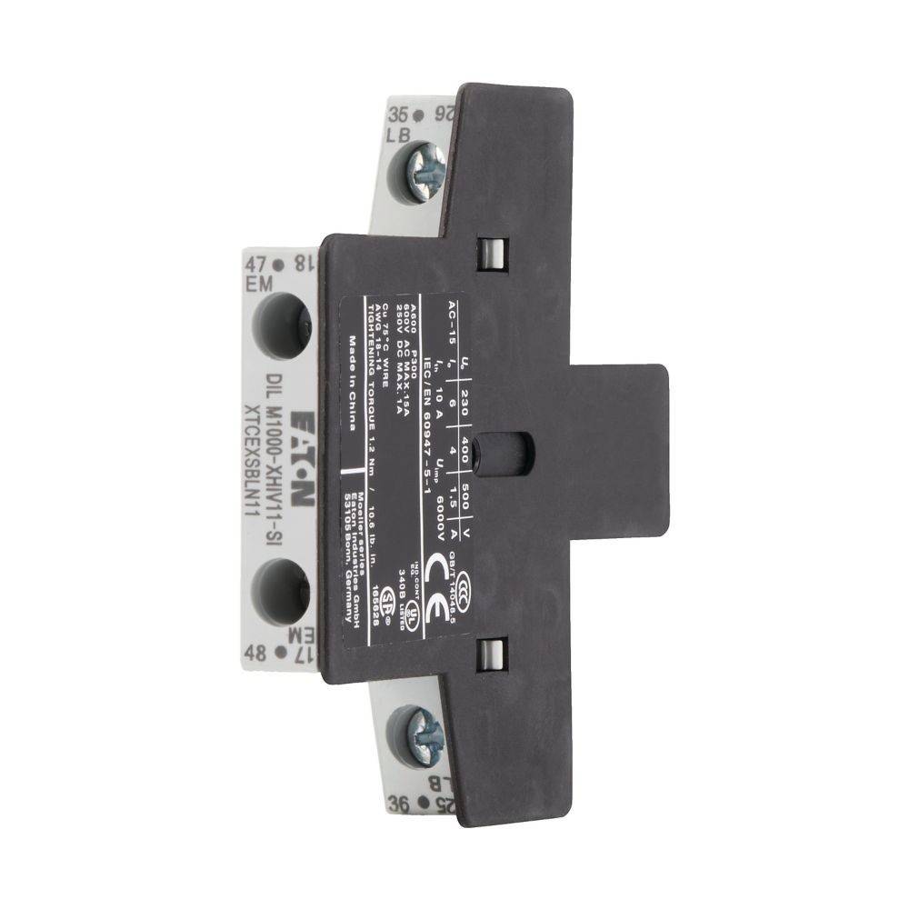 Ein schwarzer elektrischer Schütz mit Spezifikationen und Zertifizierungszeichen nach außen gerichtet, montiert auf einem grauen Traggestell.