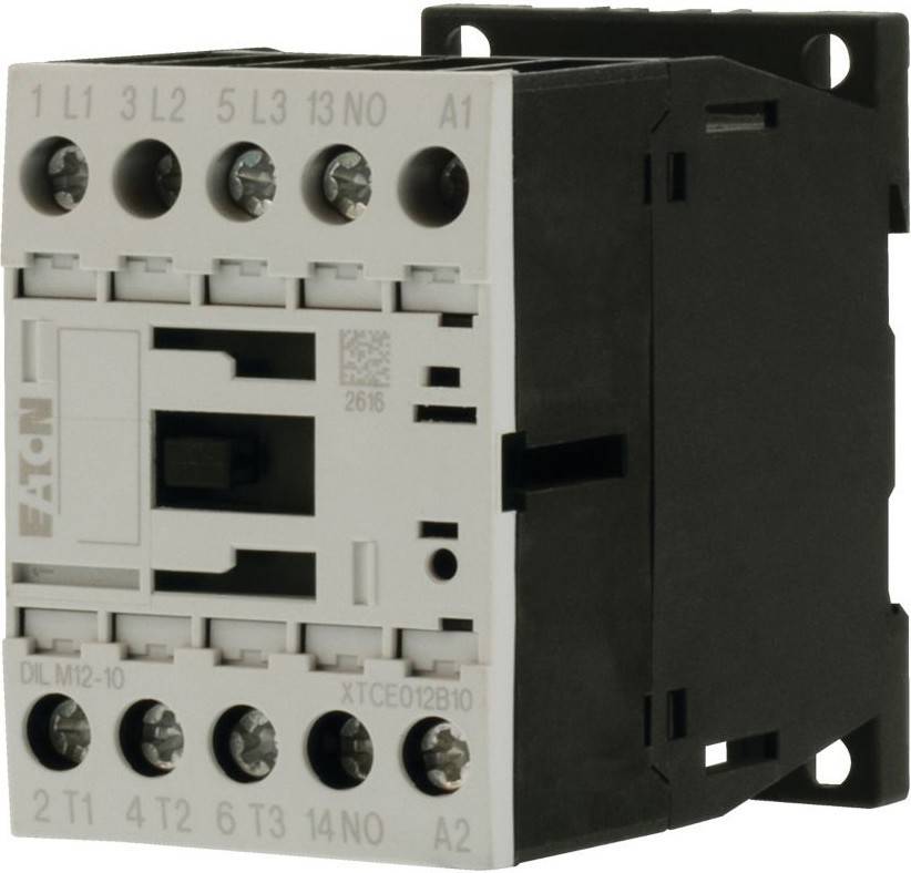 Nahaufnahme eines elektrischen Schützes mit nummerierten Anschlüssen. Das Gerät ist mit 'Eaton DIL M12-10' beschriftet und wird zur Steuerung elektrischer Schaltkreise verwendet.
