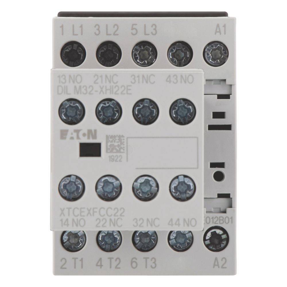 Ein elektrischer Schütz mit mehreren Schraubanschlüssen, die mit Zahlen und Buchstaben für die Verdrahtung gekennzeichnet sind, hergestellt von Eaton, Modell 'DIL M32-XHI22E'.