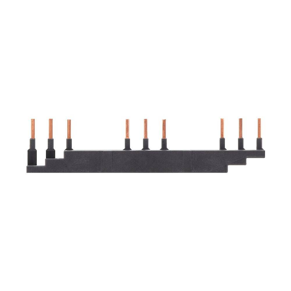 Ein schwarzer elektrischer Stecker mit acht Kupferkontakten, die in einer versetzten Anordnung angeordnet sind.