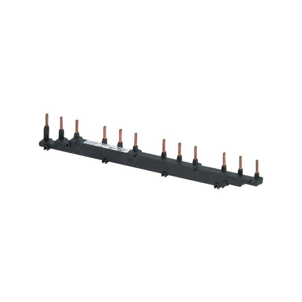 Eine schwarze elektrische Sammelschiene mit mehreren Kupferstiften ist zu sehen. Sie wird zur Verteilung elektrischer Energie an mehrere Stromkreise verwendet.