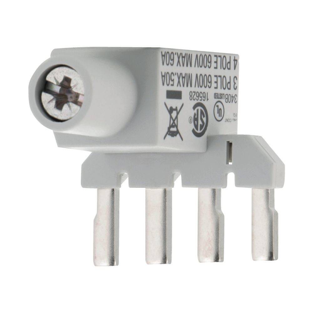 Ein weißer elektrischer Stecker mit vier Metallkontakten, versehen mit einer Schraube oben und Beschriftungen, die Spannung und Sicherheitszertifizierungen angeben.