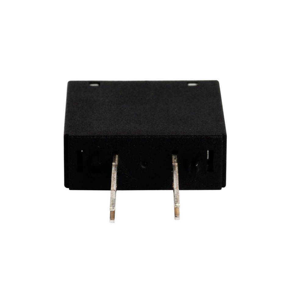 Schwarze rechteckige elektronische Komponente mit zwei nach unten ragenden Metallstiften, wahrscheinlich ein Verbinder oder Adapter, von der Seite betrachtet.