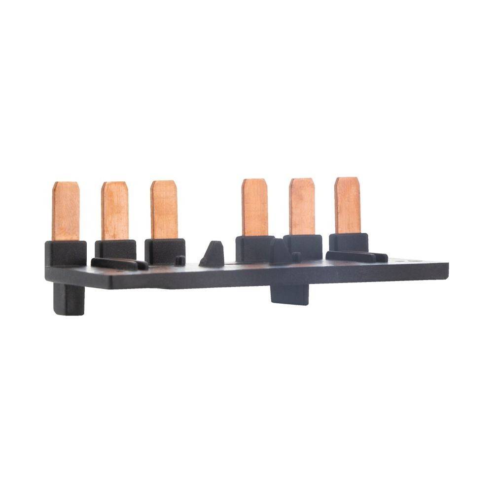 Eine schwarze elektrische Sammelschiene mit fünf in einer Reihe angeordneten Kupferanschlüssen auf einer Montageplatte, die zur elektrischen Stromverteilung verwendet wird.