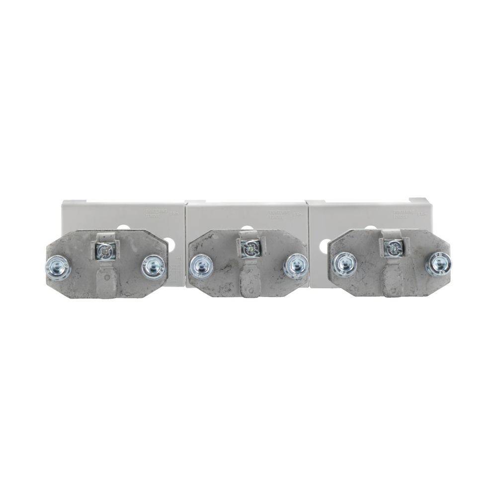 Drei Metallstromstecker, die mit Schrauben auf einer weißen Montageschiene befestigt sind und zur Organisation von elektrischen Verdrahtungsanordnungen verwendet werden.