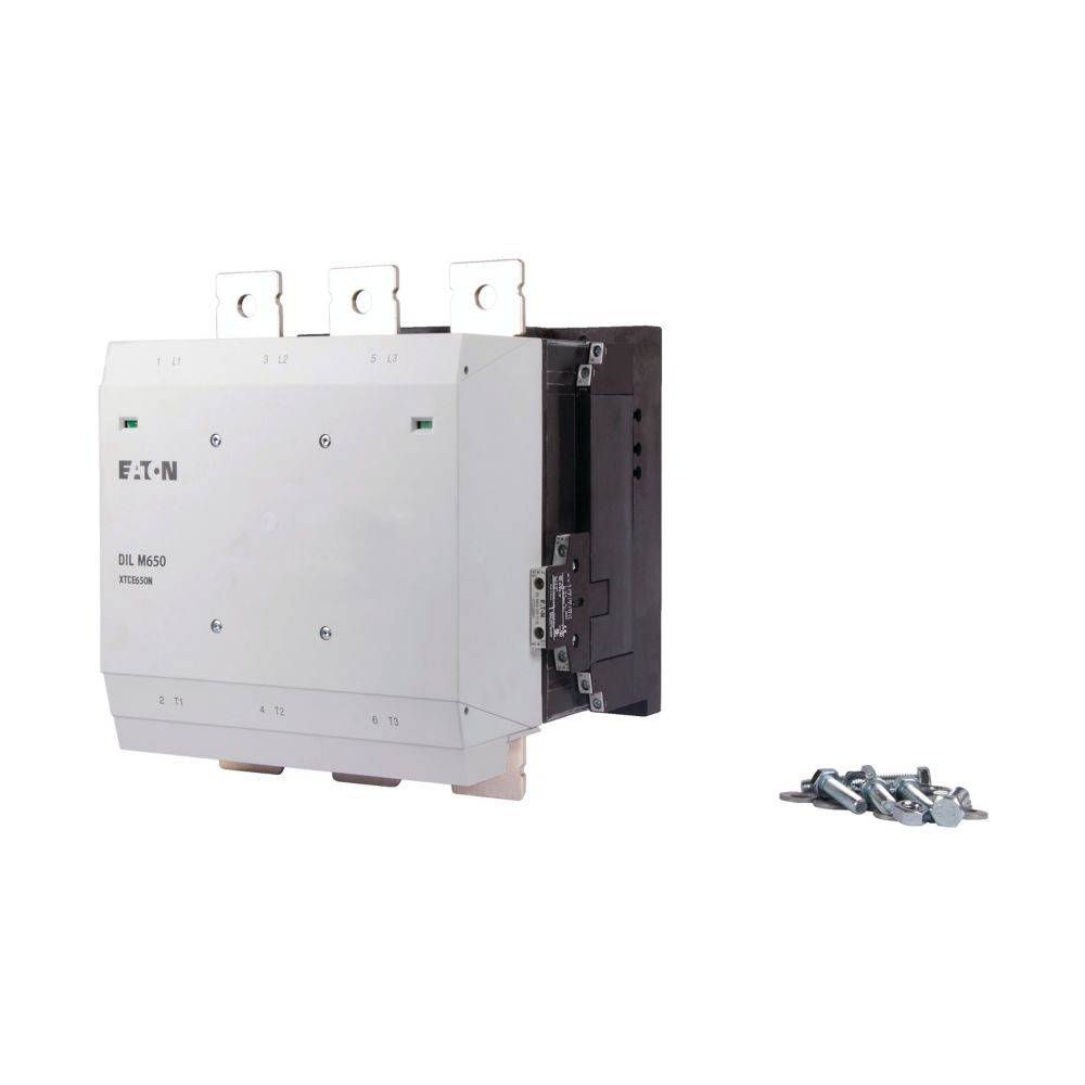 Ein elektrischer Schütz mit einem weißen, rechteckigen Gehäuse und drei Metallklemmen oben, begleitet von einem Satz Schrauben auf der rechten Seite.