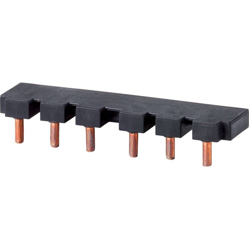 Eine schwarze und kupferfarbene elektrische Komponente mit sechs hervorstehenden Pins, die zum Anschluss von Schaltkreisen auf einer Leiterplatte (PCB) verwendet wird.
