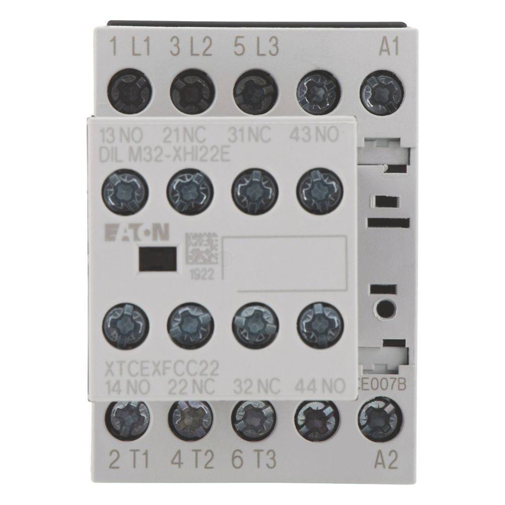 Ein weißes elektrisches Gerät mit zahlreichen beschrifteten Schraubklemmen, einschließlich 'L1', 'L2', 'L3', 'NO', 'NC', und dem Markennamen 'Eaton'.