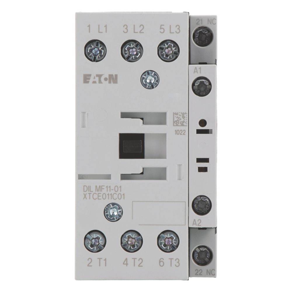 Ein elektrischer Schütz mit mehreren Schraubklemmen, beschriftet mit L1, L2, L3, T1, T2, T3 und Steuerspule A1, A2, von Eaton.