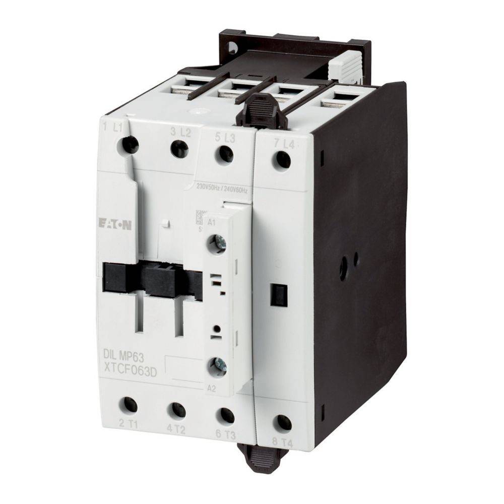 Ein weißer und schwarzer industrieller Kontaktorenblock mit mehreren Anschlusspunkten, beschriftet mit 'Eaton DIL MP63 XTCE063D', der für elektrische Schaltkreise verwendet wird.