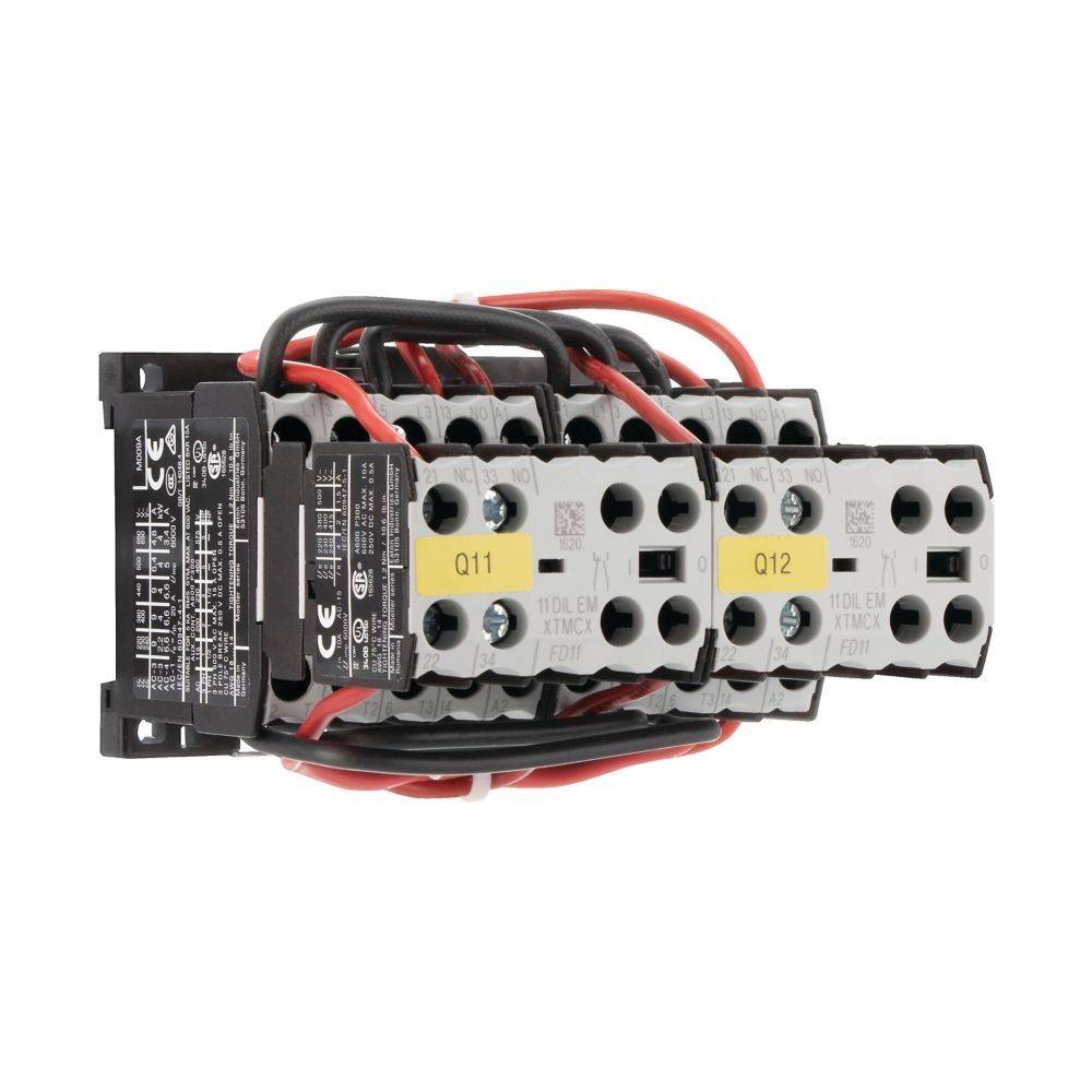 Elektrisches Relaismodul mit mehreren Kabeln und beschrifteten Anschlüssen Q11 und Q12, verwendet für Schaltkreise oder zur Steuerung elektrischer Geräte.