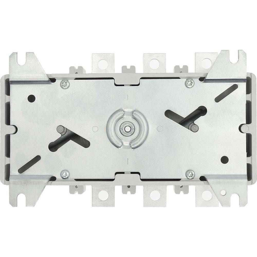 Rechteckige Metallhalterung mit ausgeschnittenen Formen, Löchern und Laschen zum Befestigen von Komponenten, verwendet in elektrischen oder strukturellen Installationen.