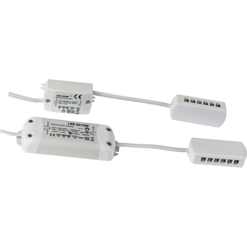 Zwei weiße LED-Treiber mit beschrifteten Spezifikationen und Anschlüssen, verwendet zum Betrieb von LED-Beleuchtungssystemen.