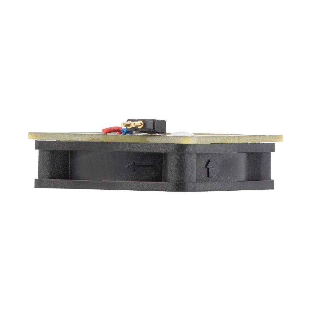 Eine einzelne schwarze elektronische Komponente mit Drahtanschlüssen oben ist zu sehen. An der Seite befinden sich zwei Pfeile, die die Luftströmungsrichtung angeben.