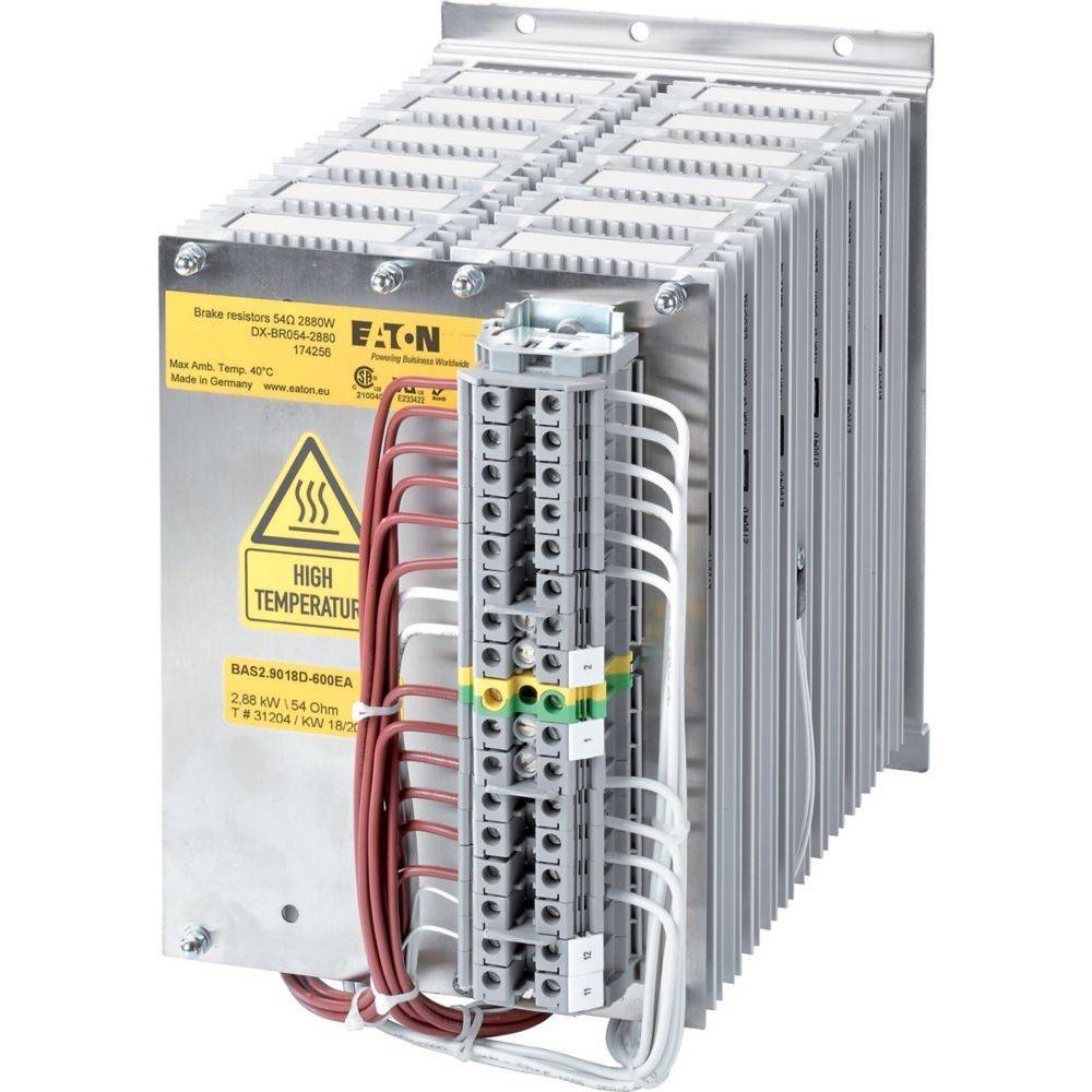 Eine Metallkomponente mit elektrischen Anschlüssen, die mit Klemmbezeichnungen versehen ist und ein Warnschild mit der Aufschrift 