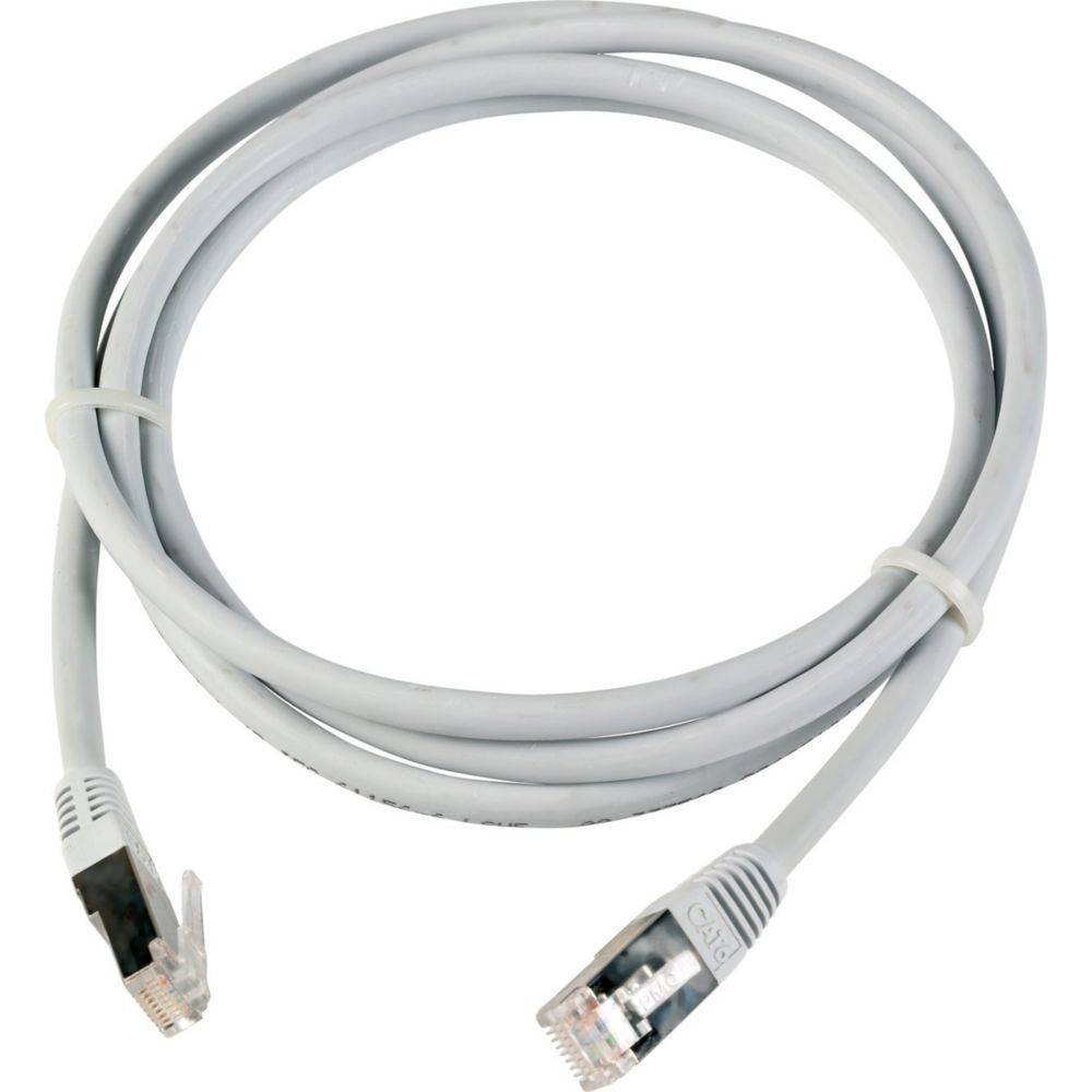 Ein graues Ethernet-Kabel, ordentlich aufgerollt, mit Anschlüssen an beiden Enden, das typischerweise für Netzwerkverbindungen verwendet wird.